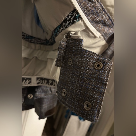 686 Women’s Snowboard Jacket – XS – Excellent Condition - Picture 14 of 17